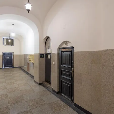 Old Town Grey By Bookinghost * ורשה